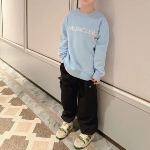 سويت شيرت قطن باللون السماوي عليه شعار الماركه