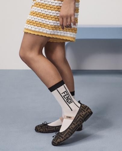 حذاء مسطح من الجاكار بلون تبغي من فندي