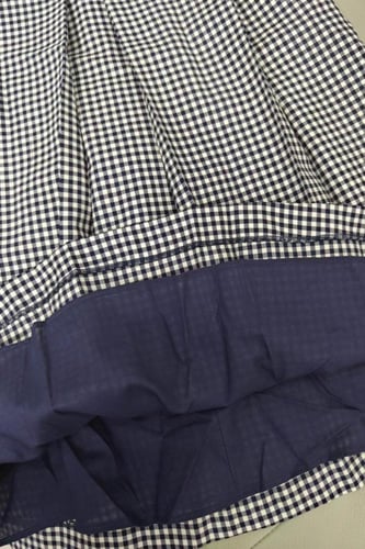 فستان باللون الازرق والابيض بياقه مخمل