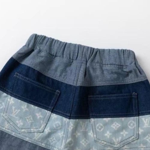 شورت بطبقات ملونه وطبعات شعار الماركة