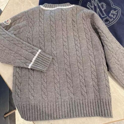 سويتر من الصوف الناعم باللون الرمادي