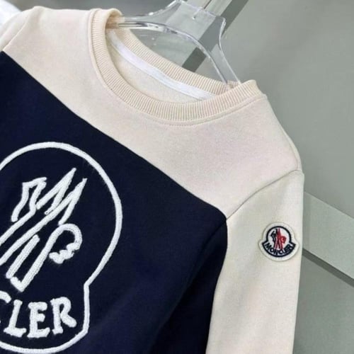 سويت شيرت باللون الكحلي والبيج مع بنطلون