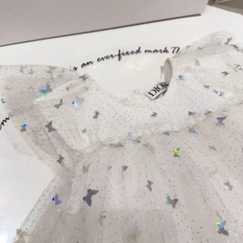 فستان من التول مزين بفراشات