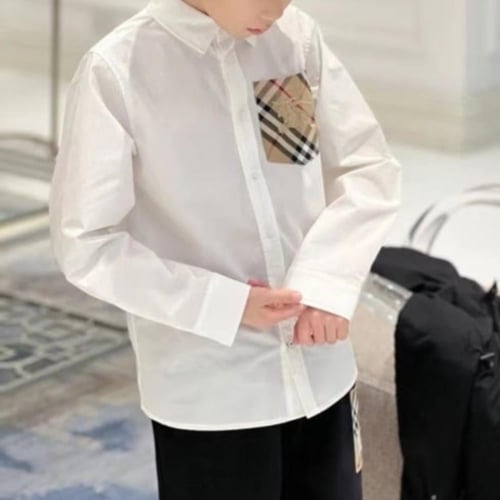 قميص ابيض من القطن بجيب كاروهات جانبي