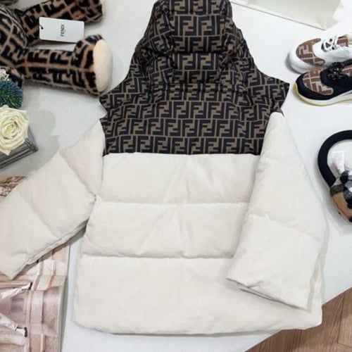 جاكيت منفوخ بيج مع غطاء للرأس وشعار للماركة