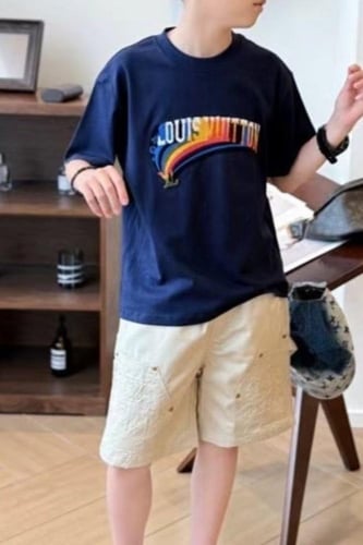 شورت بيج عليه شعار الماركة للأولاد