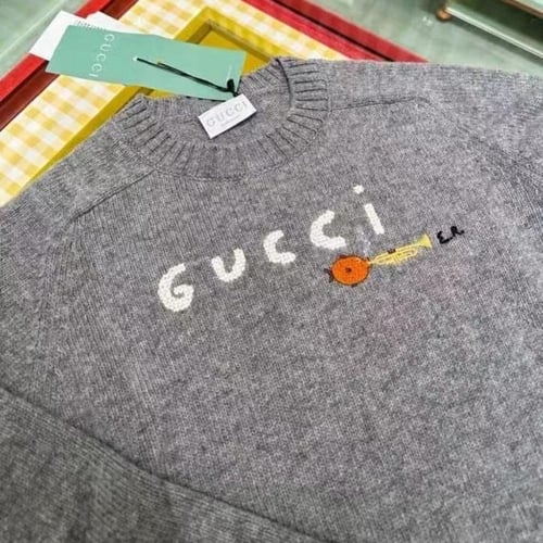 سويتر من الصوف الناعم بشعار قوتشي