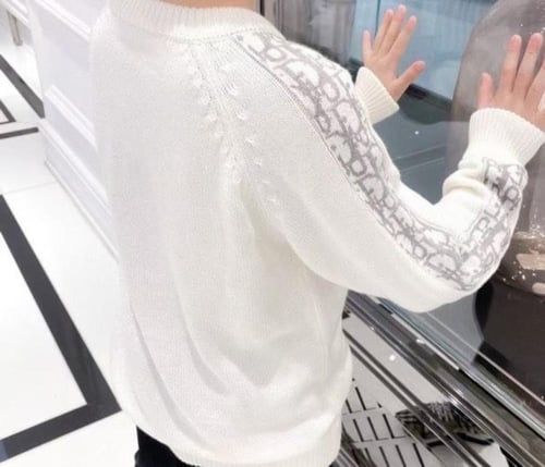 سويتر صوف ناعم بنقشات عالاكمام بشعار الماركه