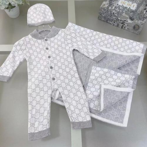 افرول وقبعه وبطانيه من الصوف الناعم عليه نقشة شعار...