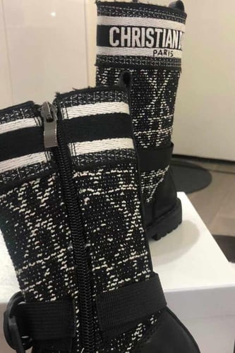 بوت من الجلد والقماش وشعار الماركة