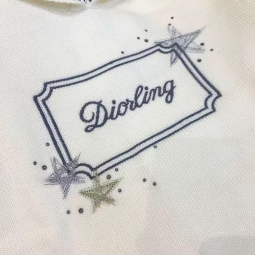 سويتر من الصوف الناعم مع غطاء للرأس وشعار الماركة