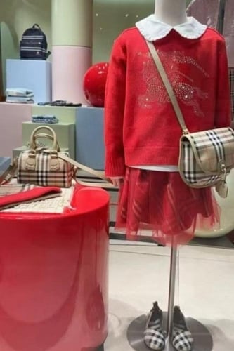 تنوره قطن فوقها طبقه من التل باللون الاحمر