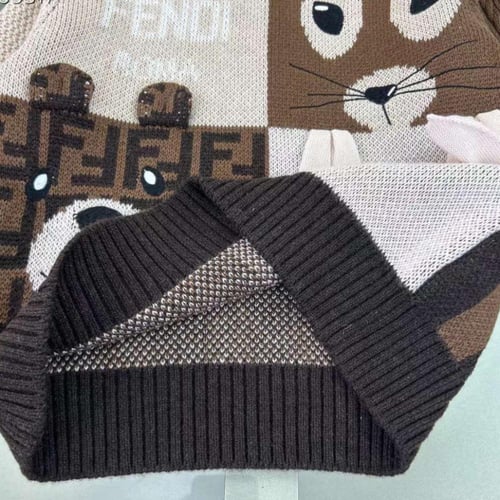 سويتر من الصوف برقبة دائريه عليه طبعات كرتونيه