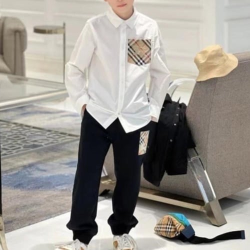 قميص ابيض من القطن بجيب كاروهات جانبي