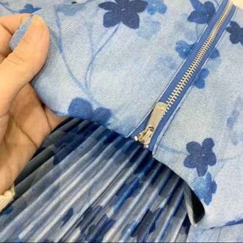 فستان بنقشات زهور زرقاء من ديور