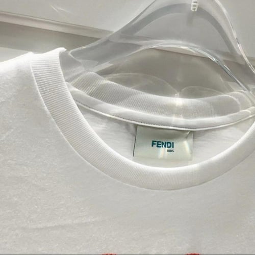 تيشيرت قطن ابيض بتطريز احمر لشعار الماركة