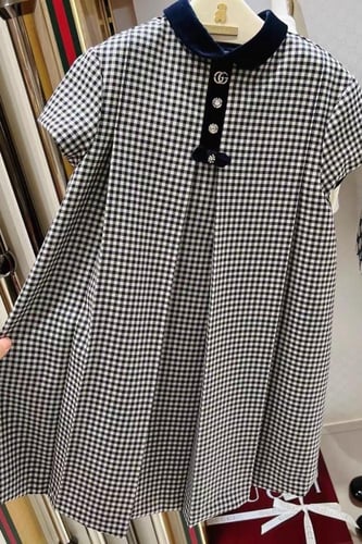 فستان باللون الازرق والابيض بياقه مخمل