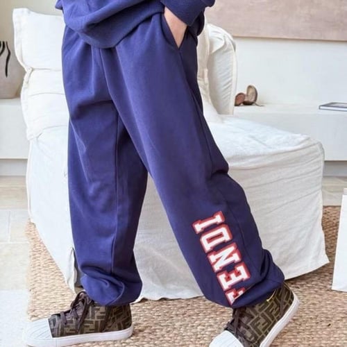 سويت شيرت قطن عليه شعار فندي مع بنطلون باللون الكح...