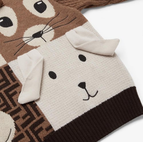 سويتر من الصوف برقبة دائريه عليه طبعات كرتونيه