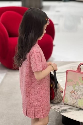 فستان كانفاس بيج عليه شعار الماركة