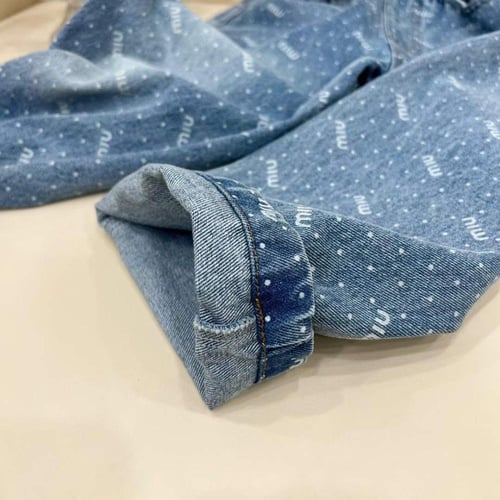 بنطلون جينز ازرق بشعارات للماركة