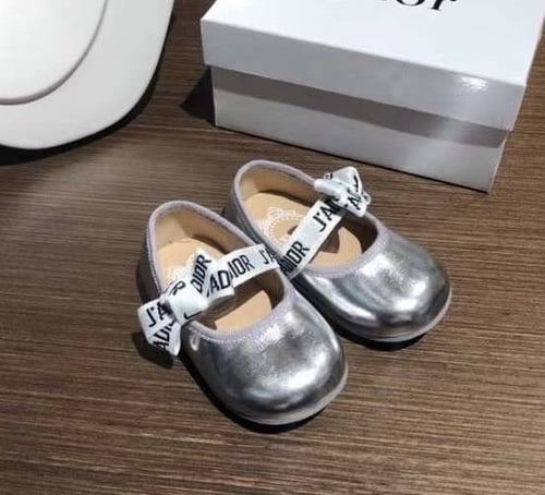 حذاء بناتي من ديور