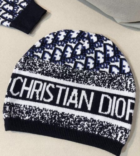 افرول كريستن ديور مع باندان لحديثي الولادة ولغاية...