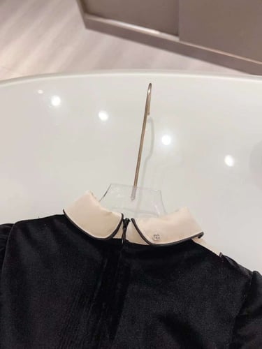 فستان قوتشي مخمل بياقة