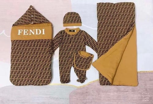 طقم مواليد منوع مستوحى من ماركات شهيرة رائعة