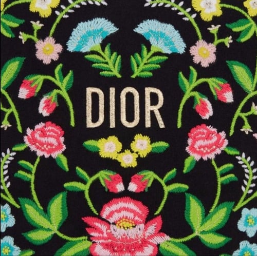 تيشيرت ديور بنصميم طبعات زهور