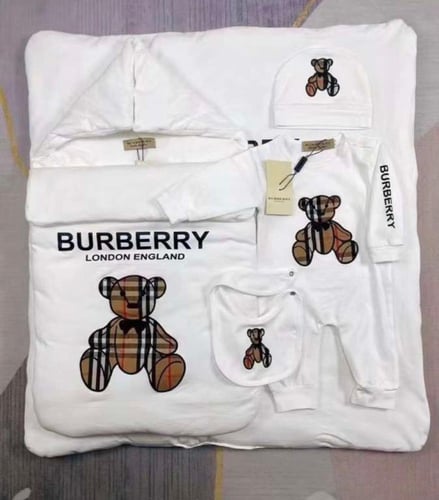 طقم مواليد منوع مستوحى من ماركات شهيرة رائعة