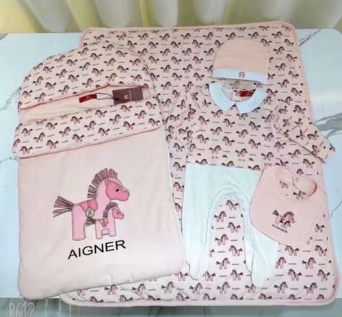 طقم مواليد منوع مستوحى من ماركات شهيرة رائعة