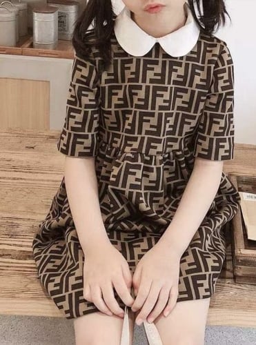 فستان فندي بياقة بيضاء