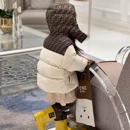 جاكيت منفوخ بيج مع غطاء للرأس وشعار للماركة