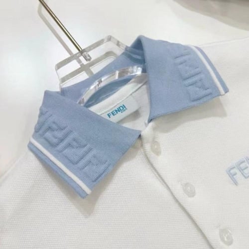 تيشيرت بولو قطن ابيض بياقة زرقاء عليها شعار المارك...