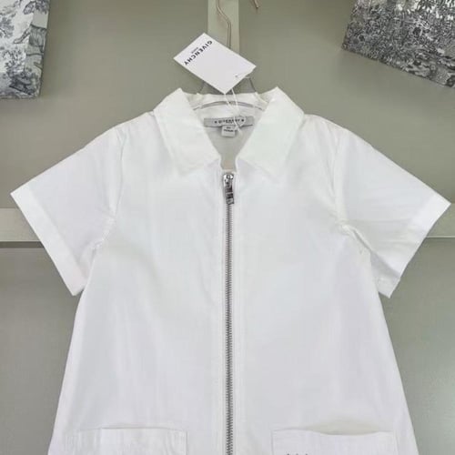 فستان ابيض بسحاب امامي وشعار سوارفسكي للماركة جيفن...