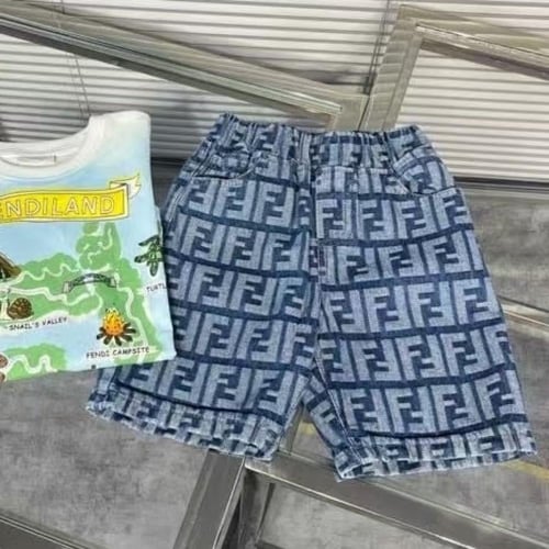 شورت للأولاد بنقشة شعار فندي