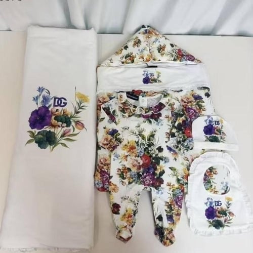 طقم مواليد للبنات خمس قطع من دولتشي قابانا