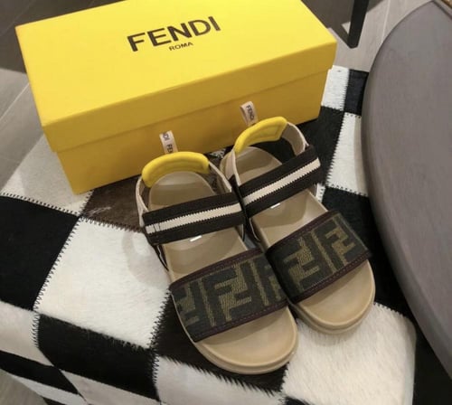 صندل قماشي بشعار فندي