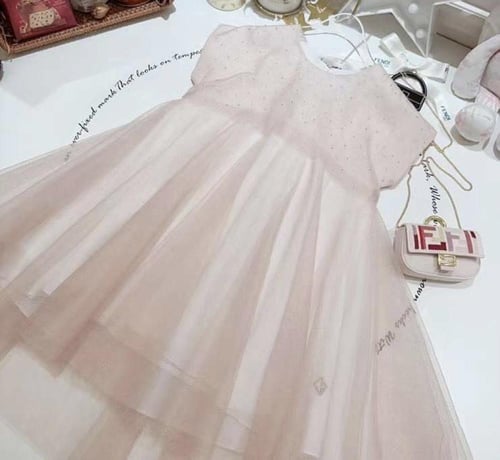 فستان ديور وردي من التول