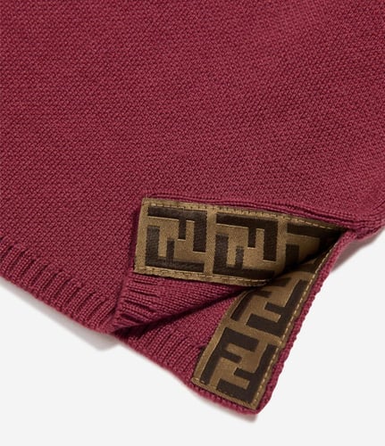 كارديقان وتنوره صوف باللون الاحمر