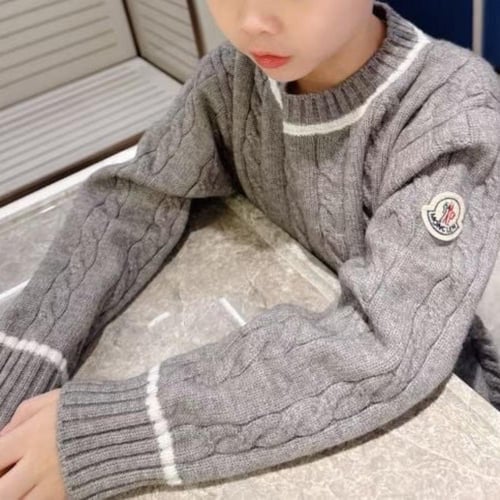 سويتر من الصوف الناعم باللون الرمادي