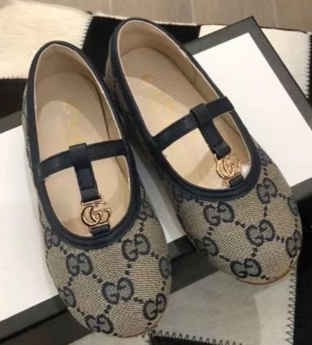 حذاء مسطح قماش باللون البيج والبني عليه طبعات الما...