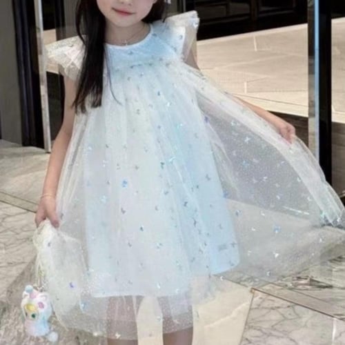 فستان من التول مزين بفراشات