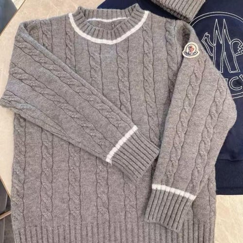 سويتر من الصوف الناعم باللون الرمادي