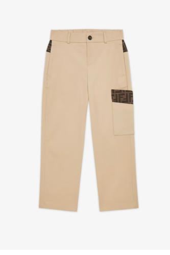 بنطلون بيج من قماش الجبردين عليه شعار للماركة