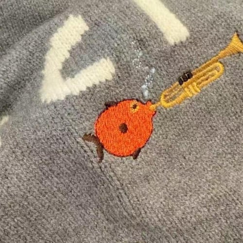 سويتر من الصوف الناعم بشعار قوتشي