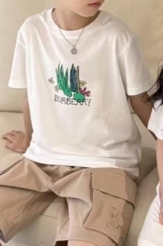 تيشيرت قطن ابيض بشعار زهور من بيربري