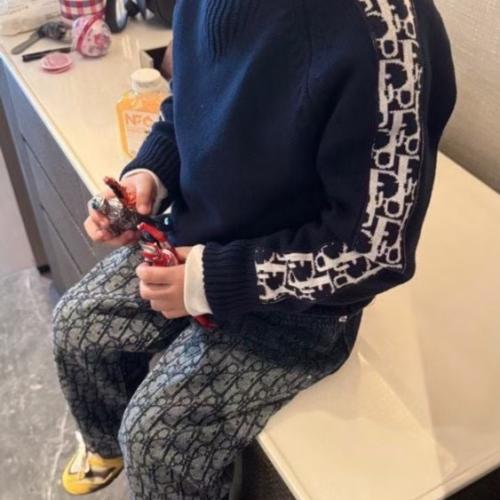 سويتر صوف ناعم بنقشات عالاكمام بشعار الماركه