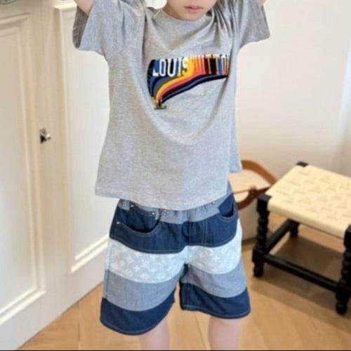 شورت بطبقات ملونه وطبعات شعار الماركة